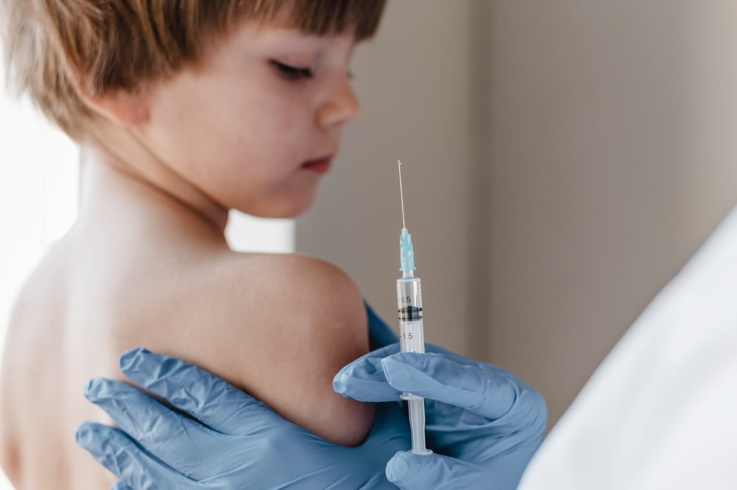 FDA afirma ca vaccinurile anti COVID au provocat moartea a cel putin 10 copii