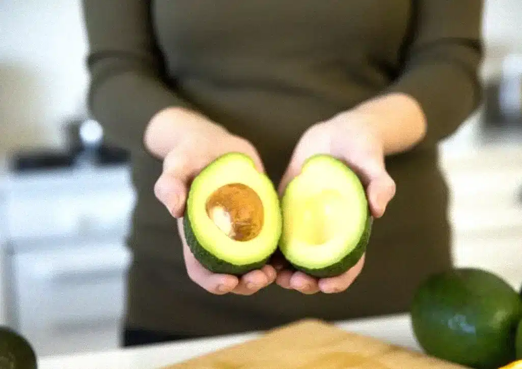 Secretul neasteptat care pastreaza avocado-ul proaspat saptamani intregi