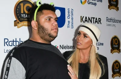 Katie Price, la capătul puterilor. Fiul ei de 190 kg e la un pas de atac de cord