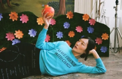 Mesajul surprinzator de pe hainele lansate de Tilda Swinton. Costa pana la 677 de dolari