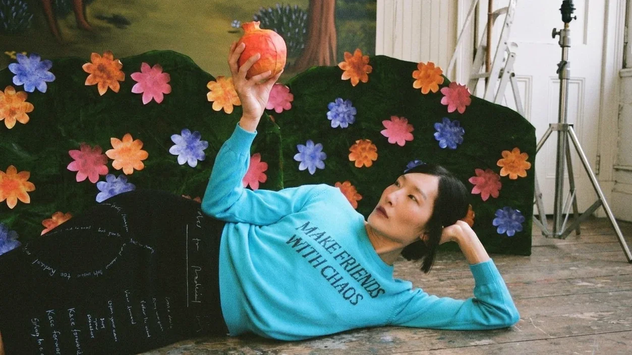 Mesajul surprinzator de pe hainele lansate de Tilda Swinton. Costa pana la 677 de dolari