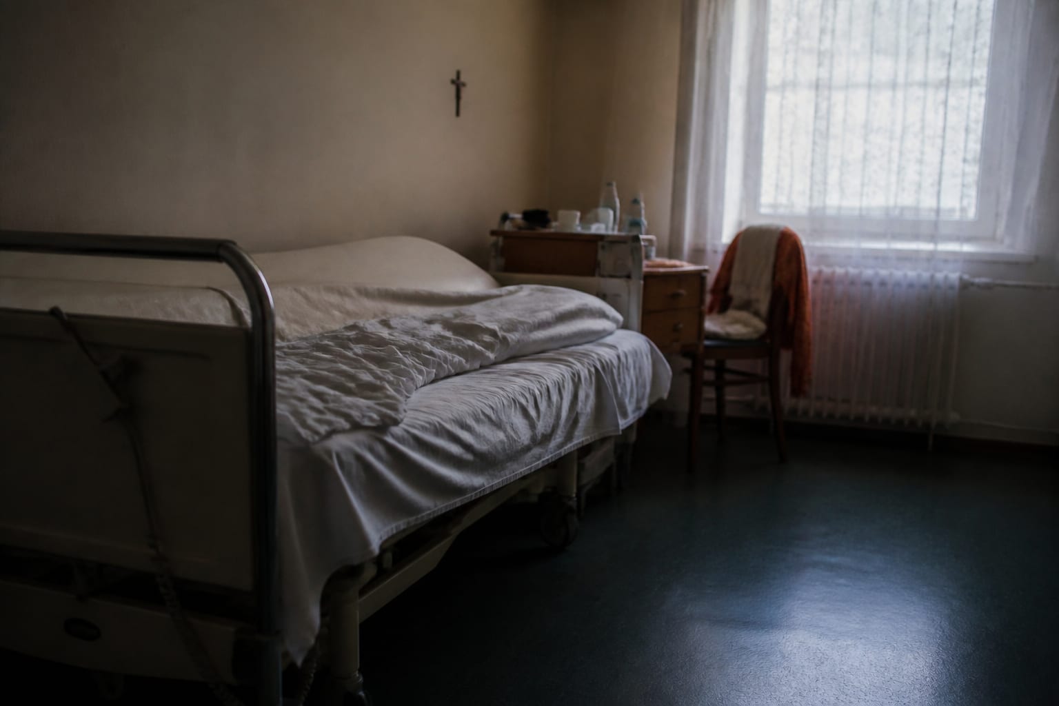 401 vârstnici decedați și peste 13 milioane de lei anchetați de DIICOT într-un dosar din Bihor