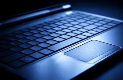 43 de victime au pierdut 3,6 milioane de lei într o schemă cu deepfake și call centere