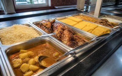 În Eforie Nord prânzul la autoservire ajunge la 8 lei, iar restaurantele rămân mai scumpe