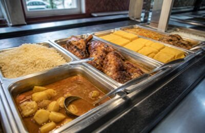În Eforie Nord prânzul la autoservire ajunge la 8 lei, iar restaurantele rămân mai scumpe