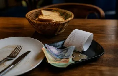 Inflația de 10,9% îi face pe clienți să împartă porțiile la restaurant