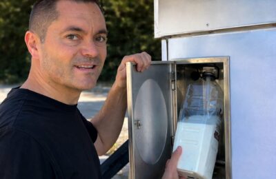 Laptele proaspăt la sat se cumpără de la dozator. Un antreprenor descrie cum a dispărut creșterea animalelor în 20-30 de ani
