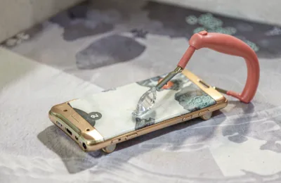 Patru reguli care pot salva un telefon scăpat în apă și pot evita pagube de mii de lei
