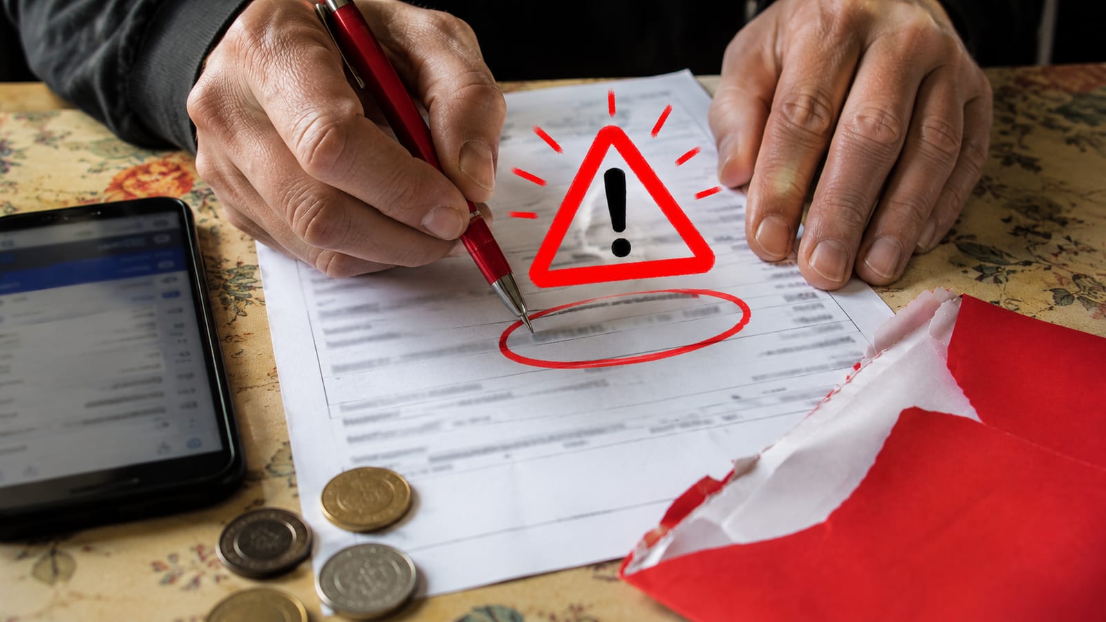 Prețul din contract poate adăuga 540 de lei pe an la factura de curent