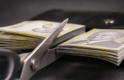 Proiectul adoptat de Guvern prevede reducerea cu 85% a pensiilor speciale pentru angajații de la stat