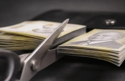 Proiectul adoptat de Guvern prevede reducerea cu 85% a pensiilor speciale pentru angajații de la stat