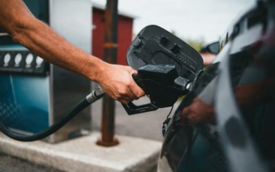 Amenzi de 100.000 de lei pentru benzinăriile care scumpesc carburanții după ora 12:00