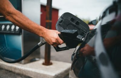 Amenzi de 100.000 de lei pentru benzinăriile care scumpesc carburanții după ora 12:00