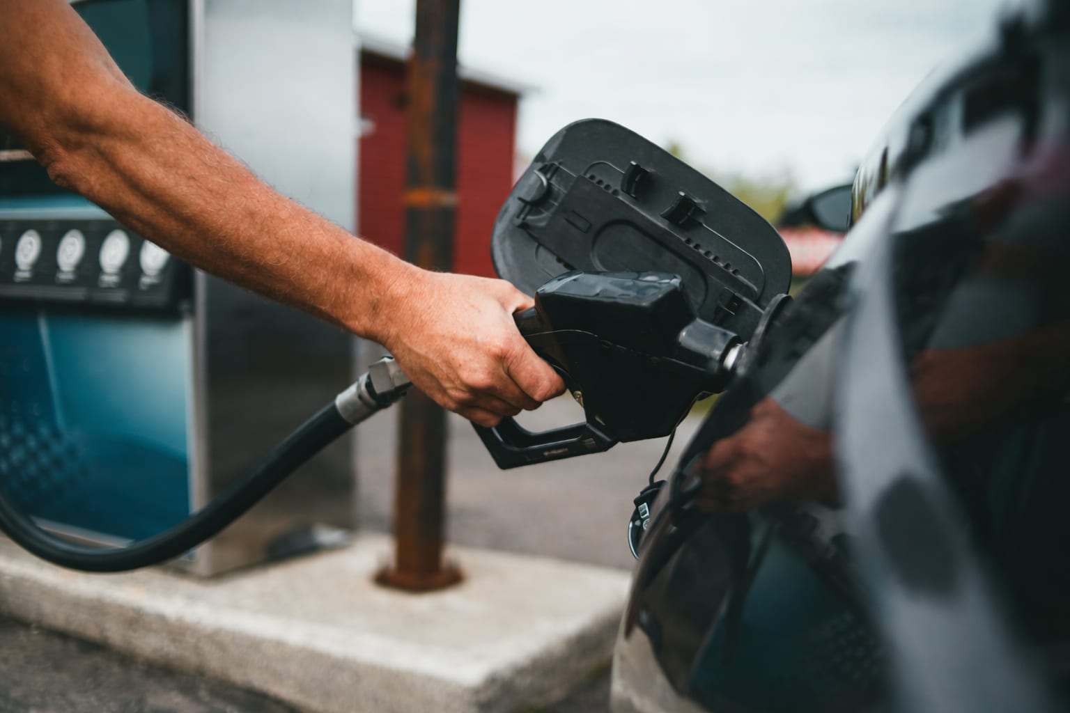 Amenzi de 100.000 de lei pentru benzinăriile care scumpesc carburanții după ora 12:00