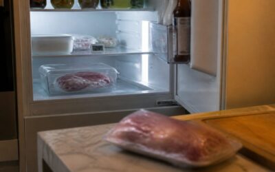 Dezghețarea cărnii la temperatura camerei crește riscul de toxiinfecție alimentară