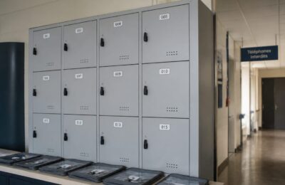 Interzicerea telefoanelor mobile în liceele din Franța costă 40.000 de euro per școală