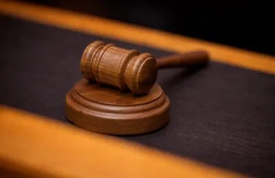 Peste 2.350 de contracte juridice suspecte descoperite într-un dosar cu polițiști și personal medical
