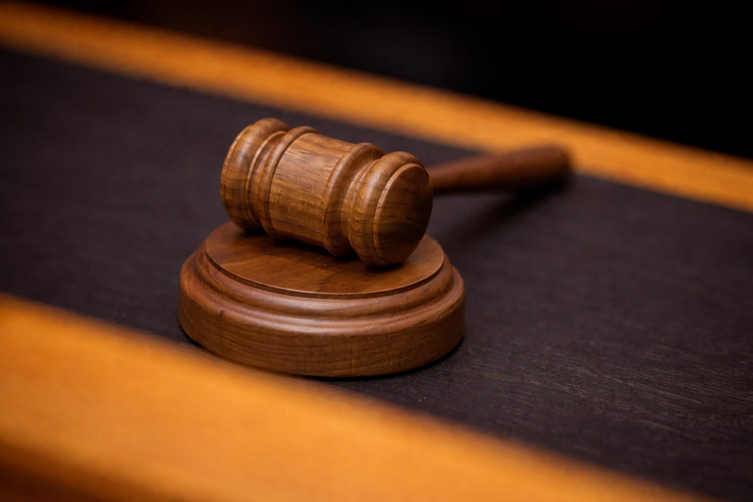 Peste 2.350 de contracte juridice suspecte descoperite într-un dosar cu polițiști și personal medical