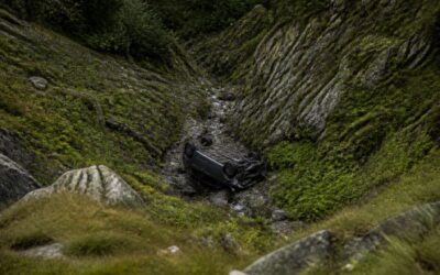 Un autoturism s-a rostogolit zeci de metri pe Transfăgărășan după ce a fost lăsat neasigurat