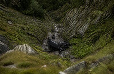 Un autoturism s-a rostogolit zeci de metri pe Transfăgărășan după ce a fost lăsat neasigurat