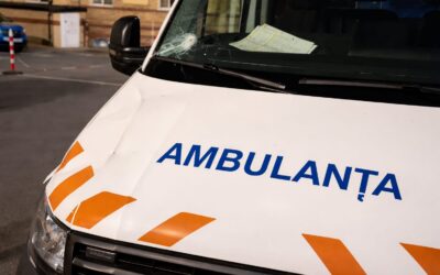 Un șofer de ambulanță din Cluj a fost operat după ce echipajul său a fost atacat cu bâte și topoare