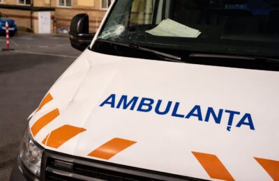 Un șofer de ambulanță din Cluj a fost operat după ce echipajul său a fost atacat cu bâte și topoare