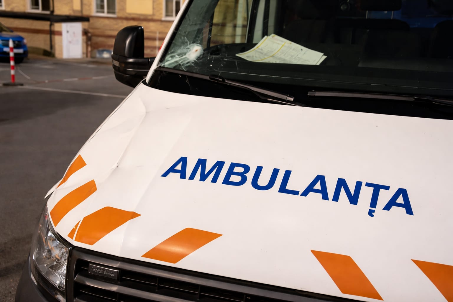 Un șofer de ambulanță din Cluj a fost operat după ce echipajul său a fost atacat cu bâte și topoare