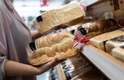 Clipsul de la punga de pâine poate susține tulpinile plantelor. Cum se folosește fără să le rănească