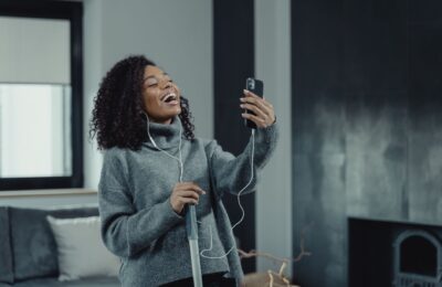 Un videoclip amuzant de patru minute poate stimula fluxul sanguin către creier, arată un studiu