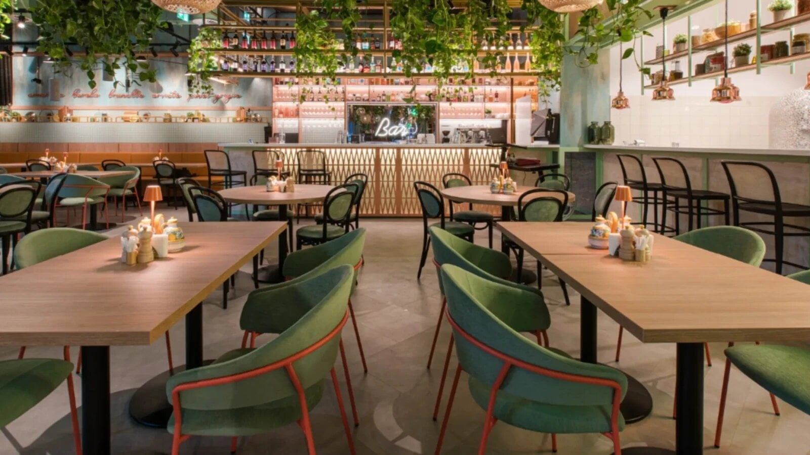 Mese și meniuri în interiorul unui restaurant