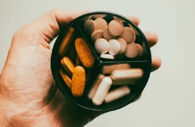 Suplimentele naturale pot provoca reacții adverse. Ce explică medicii despre produsele pentru slăbit și energie
